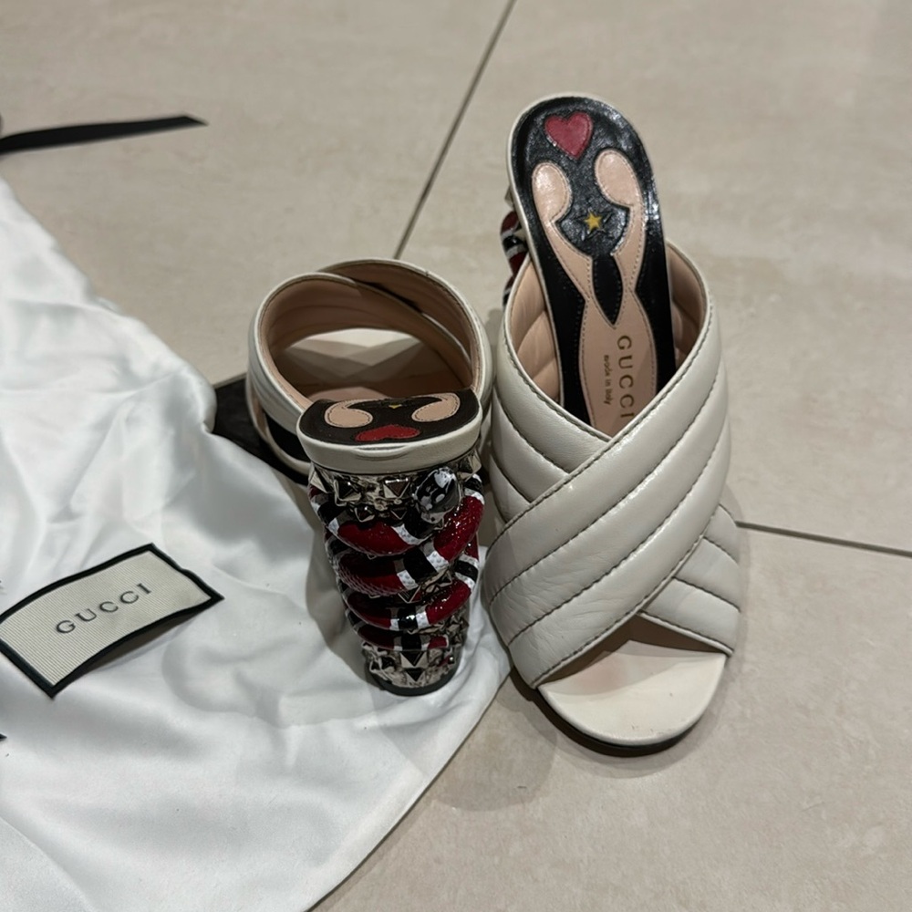 White leather Gucci sandal with heel detail